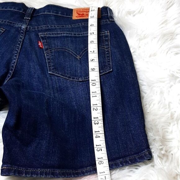 Womans Levi Shorts  27Wx17  L - Picture 5 of 5
